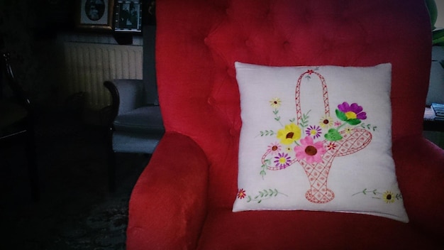 haftowana poduszka na stole